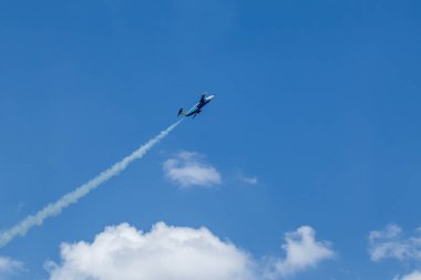 L-29 Delfn jet uçağı bulutlu gökyüzü arka planı ile hava gösterisi olayında