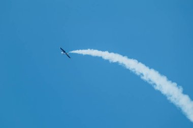 Aero L-29 Delfn jet uçağı mavi gökyüzü arka planında hava gösterisi akrobasisi yapıyor.