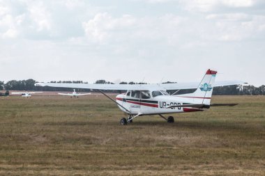 Kharkiv, Ukrayna - 29 Ağustos 2021: Cessna F172 M Skyhawk uçağı KharkivAviaFest 'teki çimen havaalanına park etti.