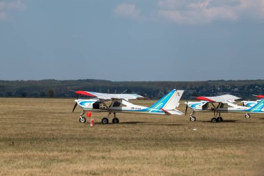 Kharkiv, Ukrayna - 29 Ağustos 2021: ViS-3 KhAZ-30 yüksek kanatlı, tek motorlu tek motorlu, KharkivAviaFest 'teki havaalanı çimlerinde Ukrayna uçakları