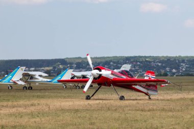 Kharkiv, Ukrayna - 29 Ağustos 2021: KharkivAviaFest 'teki pist çimen havaalanına yapılan akrobatik hareketlerden sonra açık kırmızı uçak Su-31 indi.