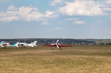 Kharkiv, Ukrayna - 29 Ağustos 2021: Açık kırmızı uçak Su-31, KharkivAviaFest 'te havalimanına iniş yaptı.