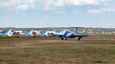 Kharkiv, Ukrayna - 29 Ağustos 2021: Mavi Aero L-29 Delfin jet eğitim uçağı KharkivAviaFest uçak fuarında çim pistinde