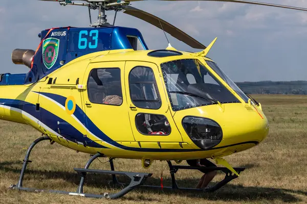 Kharkiv, Ukrayna - 29 Ağustos 2021: Airbus Helicopter H125 (eski adıyla Eurocopter AS350), KharkivAviaFest 'teki hafif hizmet helikopteri