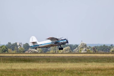 Klasik Antonov An-2 çift kanatlı yolcu uçağı kalkış pisti