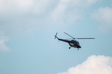Bulutların üzerinde uçan Mi-2MSB helikopteri bulutlu bir günde