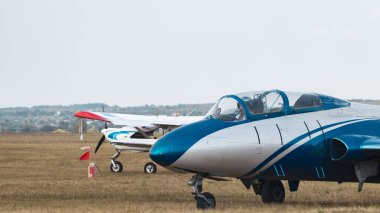 Aero L-29 Delfin jet uçağı çim tarlasında. Havacılık gösterisine yakın plan.