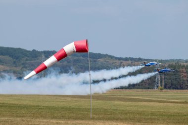 L-29 jet uçakları kalkış pistinde havacılık şovunda kırmızı ve beyaz rüzgarlık.