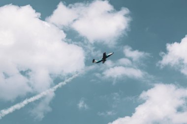 Aero L-29 Delfin jet uçağı bulutlu arka planda heyecan verici bir performans.
