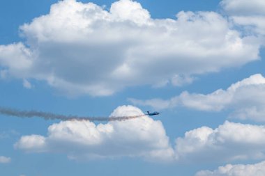 Mavi Aero L-29 Delfin jet uçağı bulutlu gökyüzünde karşıt uçaklar