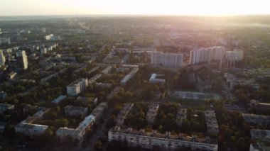 Güneşli Kharkiv şehir caddelerinde sıcak günbatımı renkleriyle hava manzarası