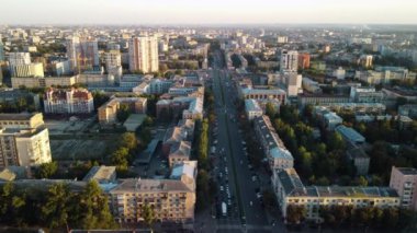 Kharkiv şehir merkezinin hava uçuşu görüntüsü, Özgürlük Meydanı yakınlarındaki sokakları gün batımında gösteriyor.