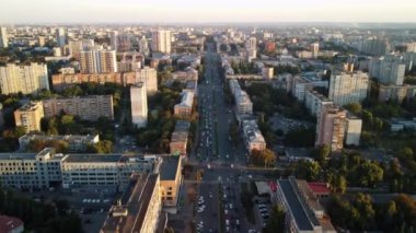 Kharkiv şehir merkezi caddesinde ve gün batımında caddelerde ilerleyen hava zamanı