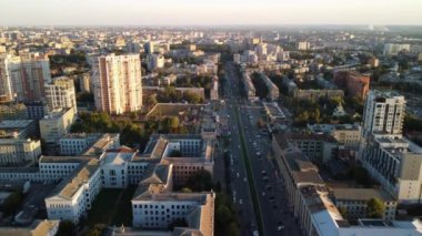 Gün batımında Özgürlük Meydanı yakınlarındaki Harkiv şehir merkezindeki hava sahasında ileri doğru uç.