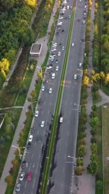 Günbatımında Kharkiv şehir merkezi bulvarında hava dikey eğim görüntüsü