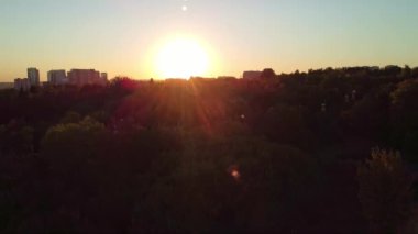 Yeşil Park ve Kharkiv şehir sokakları üzerinde gün batımında havadan çekim görüntüsü