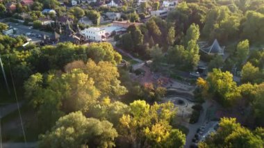 Kharkiv şehir merkezinde ahşap kilise yakınlarındaki spor sahası ve su kaynağıyla yeşil Sarzhyn yar park dinlenme alanının havadan görüntüsü