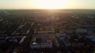 Kharkiv şehir caddelerinin üzerindeki açık gökyüzünde gökyüzü yükseldi.