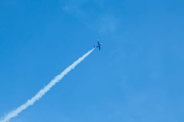 Mavi Aero L-29 Delfin jet uçağı mavi gökyüzü zemininde uçuyor.