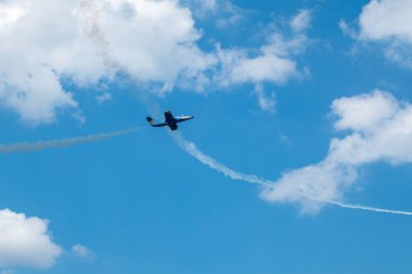Uçak gösterisi Aero L-29 Delfin jetleri ile destansı gökyüzü arka planında duman izleriyle