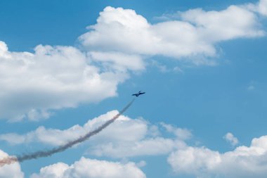 Aero L-29 jet uçağı bulutlu gökyüzü arka planında uçuyor.