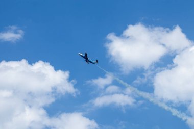 Blue Aero L-29 Delfin jet uçağı destansı uçuş bulutlu gökyüzü arka planında hava gösterisinde