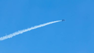 Aero L-29 Delfin jet uçağı. Mavi gökyüzü arka planında hava gösterisi akrobasisi var.
