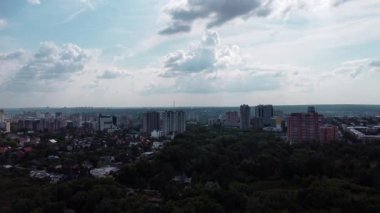 Bulutlu bir günde, caddeleri ve yemyeşil park dinlenme alanı olan Kharkiv şehir yerleşim bölgesinin hava görüntüsü