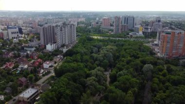 Bulutlu bir günde Kharkiv 'in yerleşim bölgesindeki yeşil park dinlenme alanının hava görüntüsü