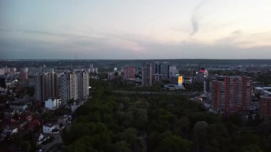 Hava Harkiv şehir sokakları, huzurlu yerleşim alanları ve alacakaranlıktaki yeşil park