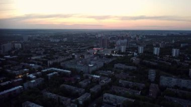 Havadan Alacakaranlık Kharkiv şehir yerleşim bölgesi Şehir ışıkları ve günbatımı gökyüzü