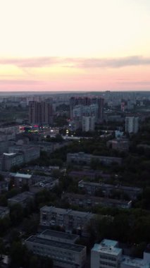 Kharkiv hava sahasında gün batımından geceye geçiş, şehir ışıkları olan yerleşim bölgeleri