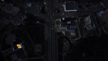 Kharkiv şehir caddelerinin kavşağında hava desteği artıyor. Şehir ışıkları alacakaranlıkta.