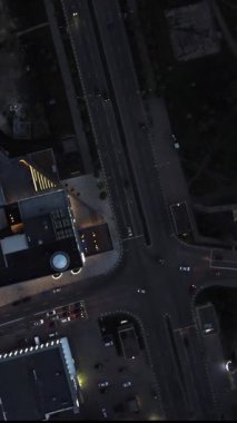 Şehir yaşamına tepeden bakan hava, yoğun caddeleri kullanan konut binaları ve arabalarla...