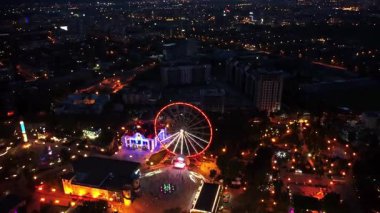 Kharkiv şehir parkında aydınlatmada dönme dolap ve cazibeyle hava gece yayı görüntüsü