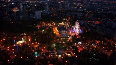 Kharkiv şehir eğlence parkının göz kamaştırıcı ışıkları ve heyecan verici çekimleriyle hava geceleri.