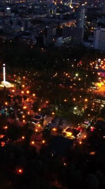 Hava geceleri Harkiv şehir eğlence parkını dikey görüntülerle aydınlattı