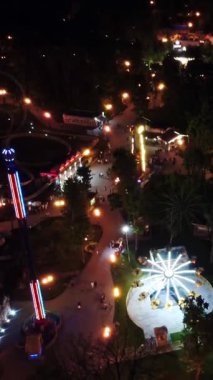 Kharkiv şehrinin eğlence parkındaki hava yolu ve aydınlık eğlence merkezleri