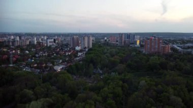 Akşam yeşil Kharkiv şehir parkında modern yerleşim bölgesinde su kaynağı olan hava yatağı manzarası