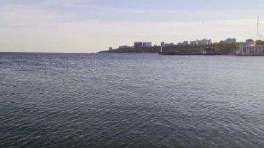 Deniz manzarası dalgalı dalgalar ile aşağı bakar su yüzeyine yakın çekim