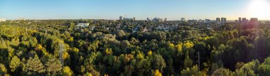 Kharkiv şehrinin ortasında güneşli, huzurlu yeşil bir park, yüksek açılı bir panorama.