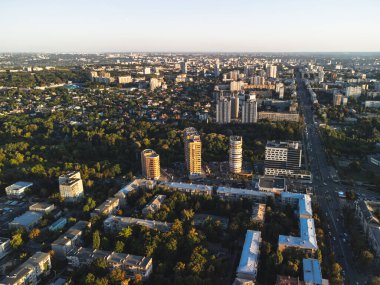 Botanichnyi yakınlarındaki binaları olan Kharkiv hava yolları ve yeşil park