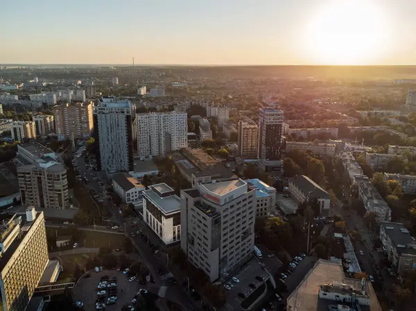 Ukrayna 'nın Kharkiv kentindeki akşam havası. Yumuşak günbatımı ışığı ve açık gökyüzü.