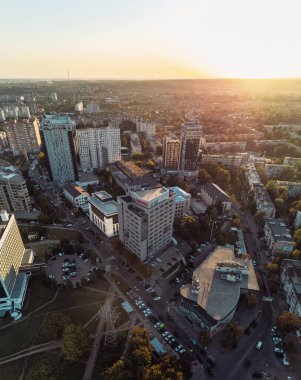 Kharkiv şehrinin gökyüzü manzarası ve altın saat ışığında yeni apartmanlar.