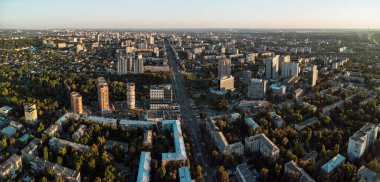 Harkiv 'in modern yerleşim bölgesinin gökyüzü manzarası. Yüksek katlı daireleri ve yakındaki metro girişleri var.
