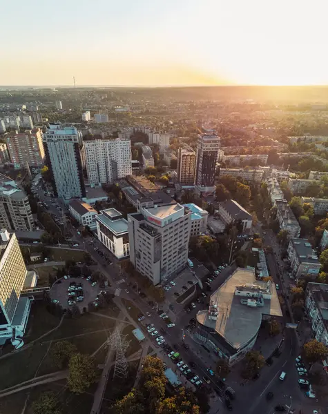 Kharkiv şehrinin gökyüzü manzarası ve altın saat ışığında yeni apartmanlar.