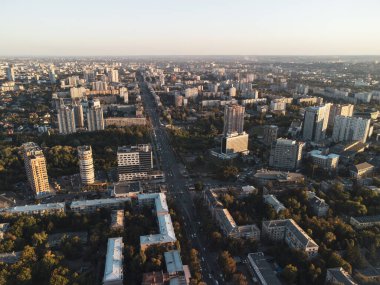 Botanichnyi yakınlarındaki Kharkiv şehrinin çatıları, evleri ve kentsel altyapısı olan metro istasyonu üzerindeki hava manzarası