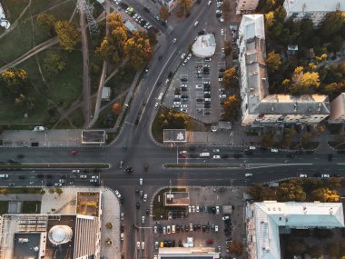 Şehir merkezindeki taşıma sahnesinin havadan görünüşü, hareketli kavşaklar, arabalar sürüyordu.