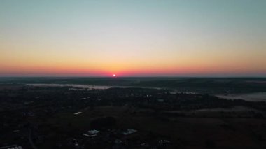 Ukrayna 'nın hava kırsal bölgeleri, gün doğumunda berrak gökyüzü ile birlikte sabah sisiyle kaplıydı.