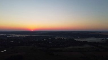 Ukrayna 'nın hava kırsal köyü açık gökyüzünde güneş doğarken sabah sisiyle kaplıydı.